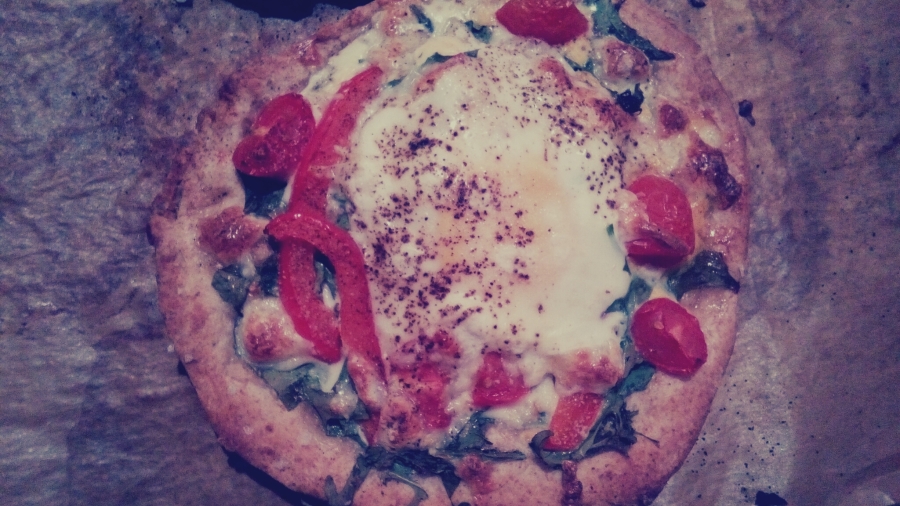 personal veggie pizza with egg